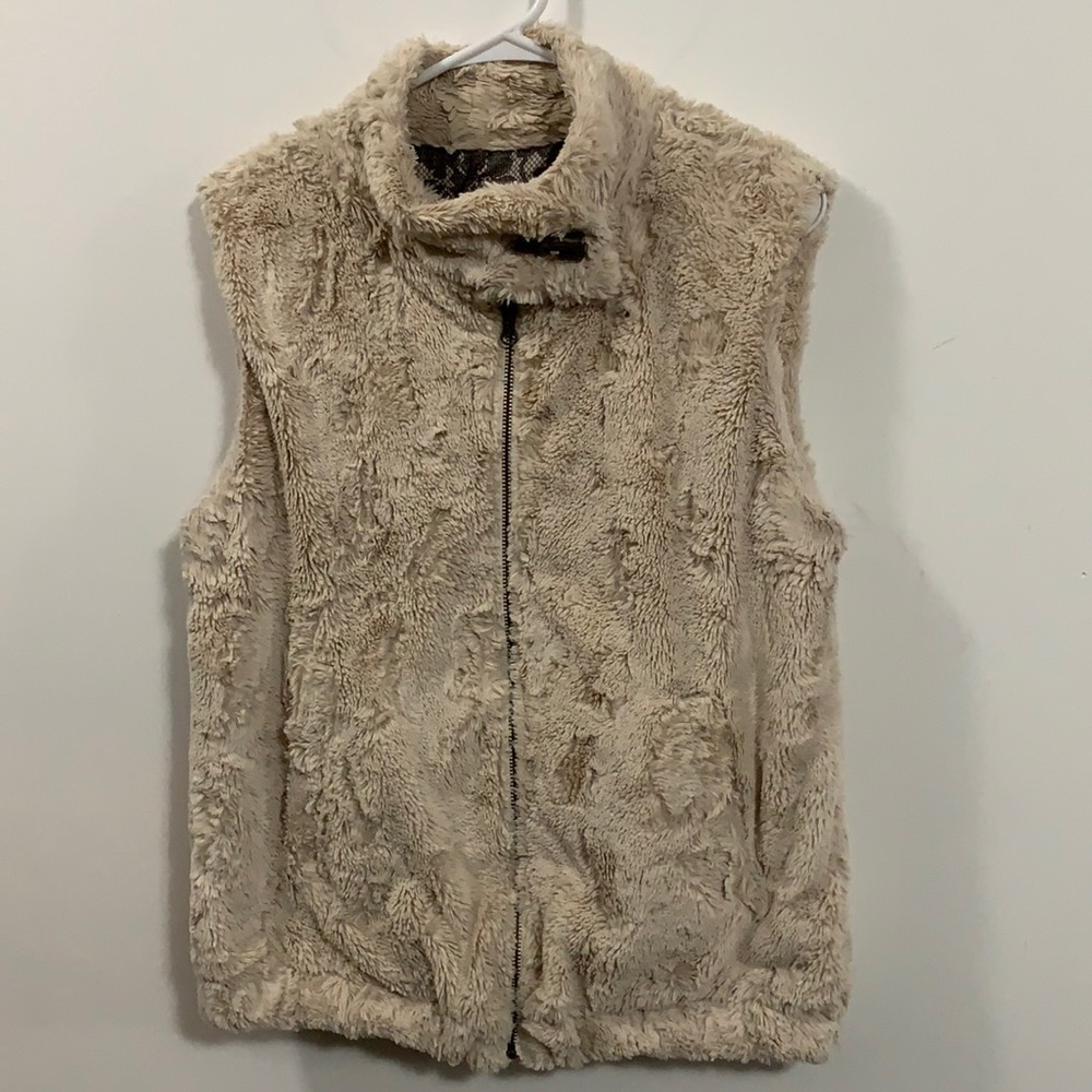 Women’s Sanctuary Faux Fur vest Size Small, zip up, bone like button at top